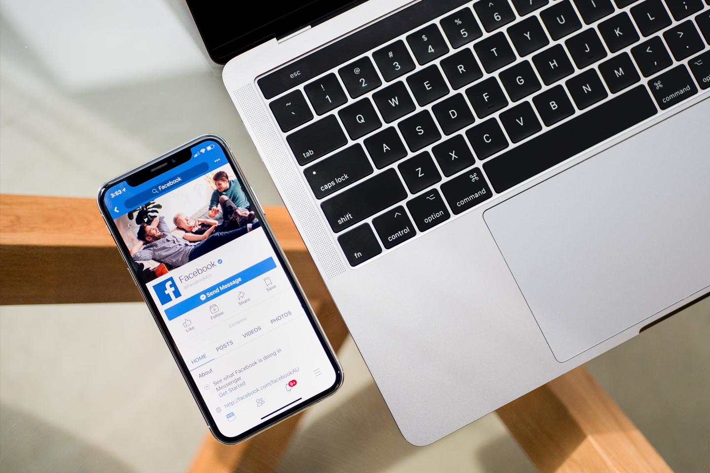 Soudy mohou nařídit Facebooku smazat i kopie protiprávních komentářů