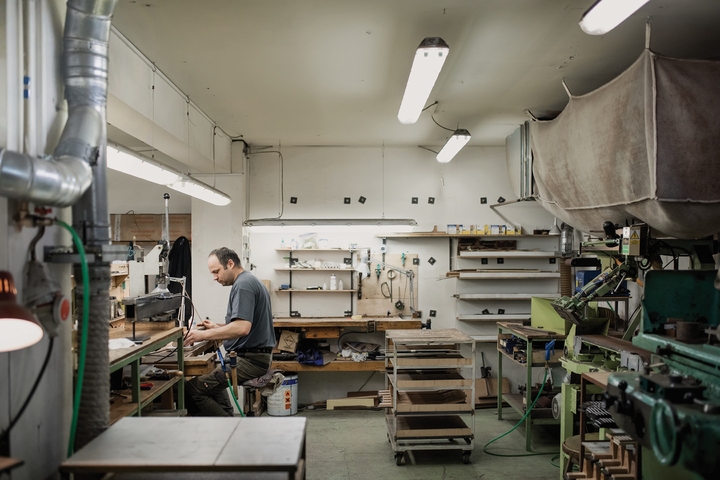 S výrobou kytar pomáhají roboti